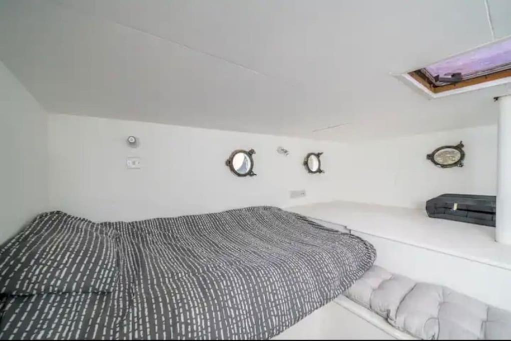 Historic Dutch Barge, Idyllic Location Hotel London Bagian luar foto