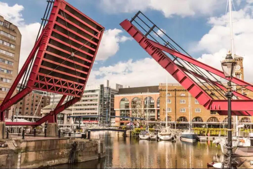 Historic Dutch Barge, Idyllic Location Hotel London Bagian luar foto